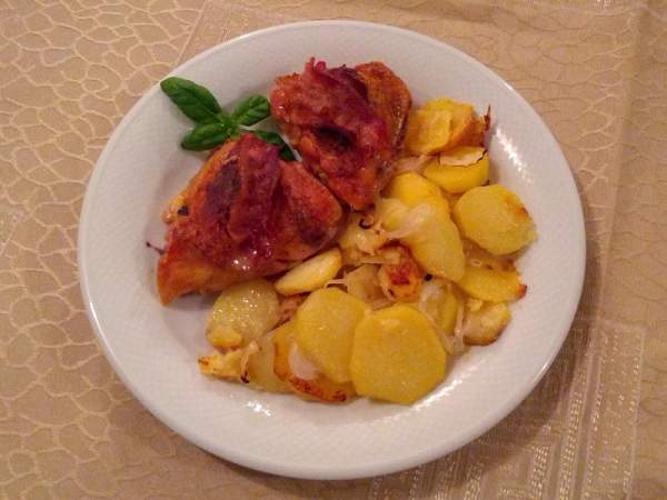 Krumpliágyon sült csirkecombok