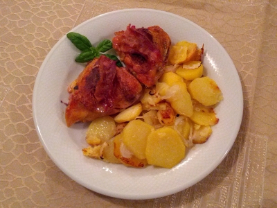 Krumpliágyon sült csirkecombok