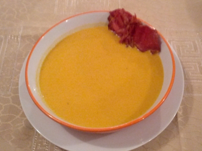 Gyömbéres sárgarépa krémleves sonka chipsszel