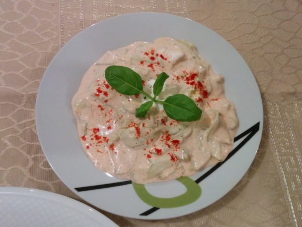 Tejfölös uborkasaláta